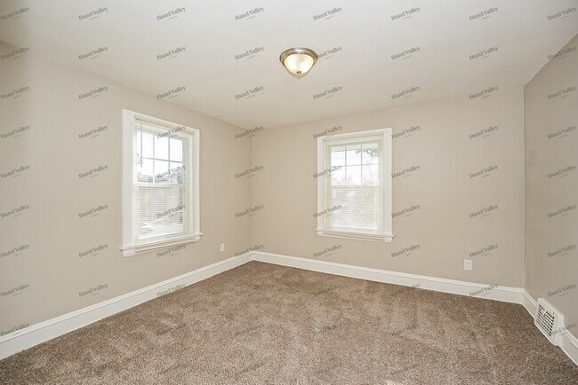 Building Photo - 1071 Selwyn Rd