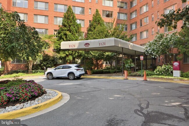 Building Photo - 1121 Arlington Blvd