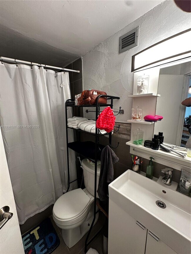 Building Photo - 801 Brickell Bay Dr