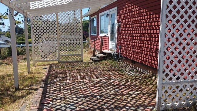 Building Photo - Custom House in McKinleyville with a View!