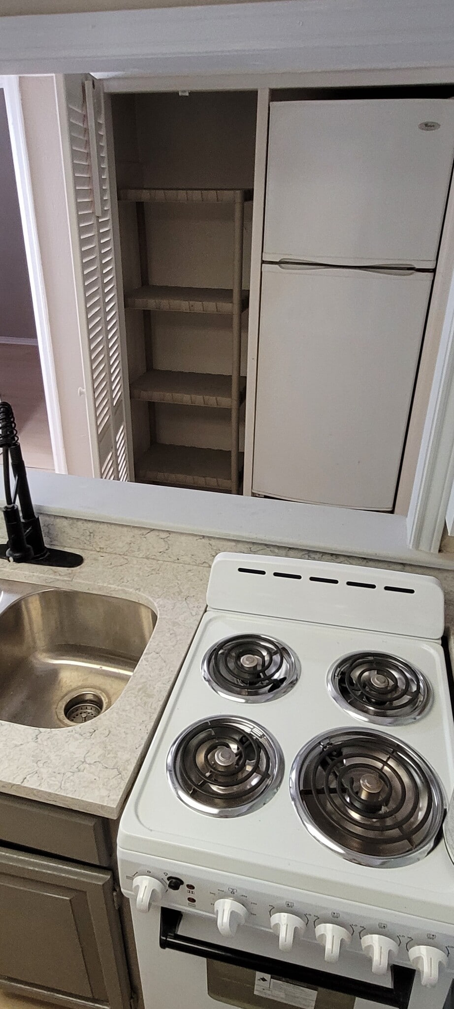 Stove, oven, fridge, garbage disposal - 125 Woodland Dr