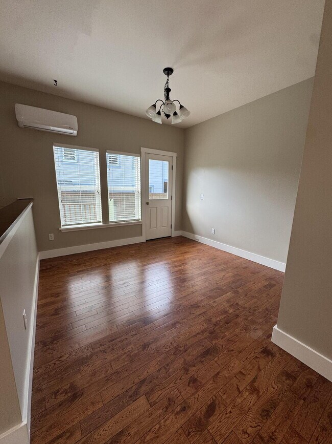 Building Photo - Single-family 3-bedroom home in a desirable neighborhood in town!