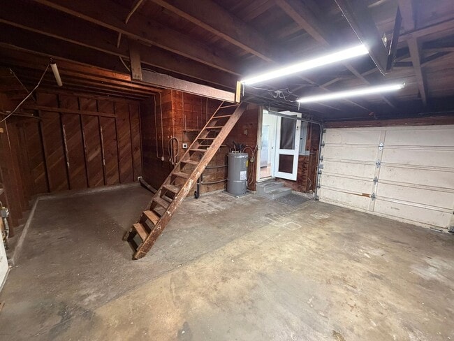 Building Photo - Charming 3 Bedroom with a Large Fenced Yard!