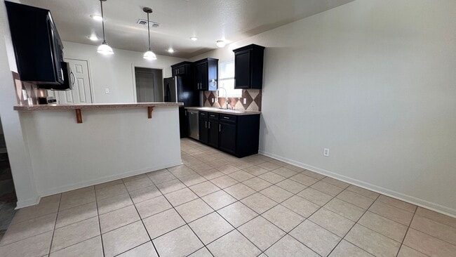 Building Photo - Newly Remodeled 4 Br 2 Bath off Stan Schlu...