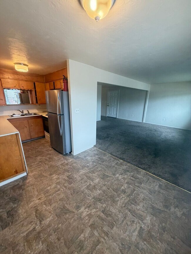 Building Photo - Large Two Bedroom Conveniently located Amenities!