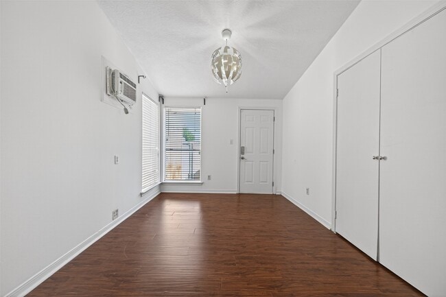 Building Photo - 324 W Alabama St