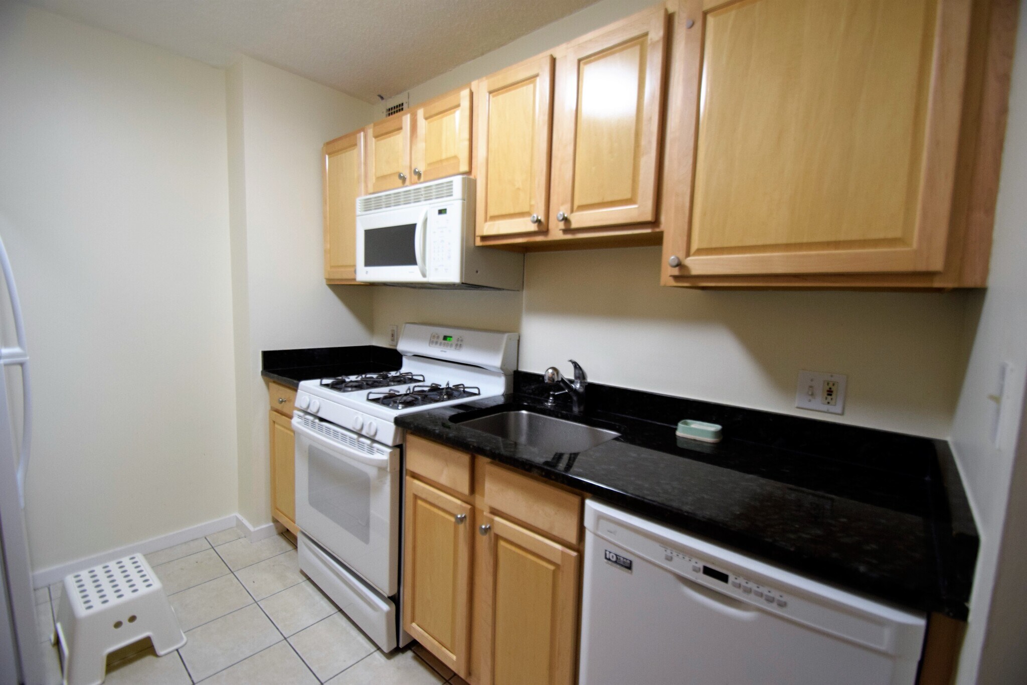 Building Photo - 33 Pond Ave