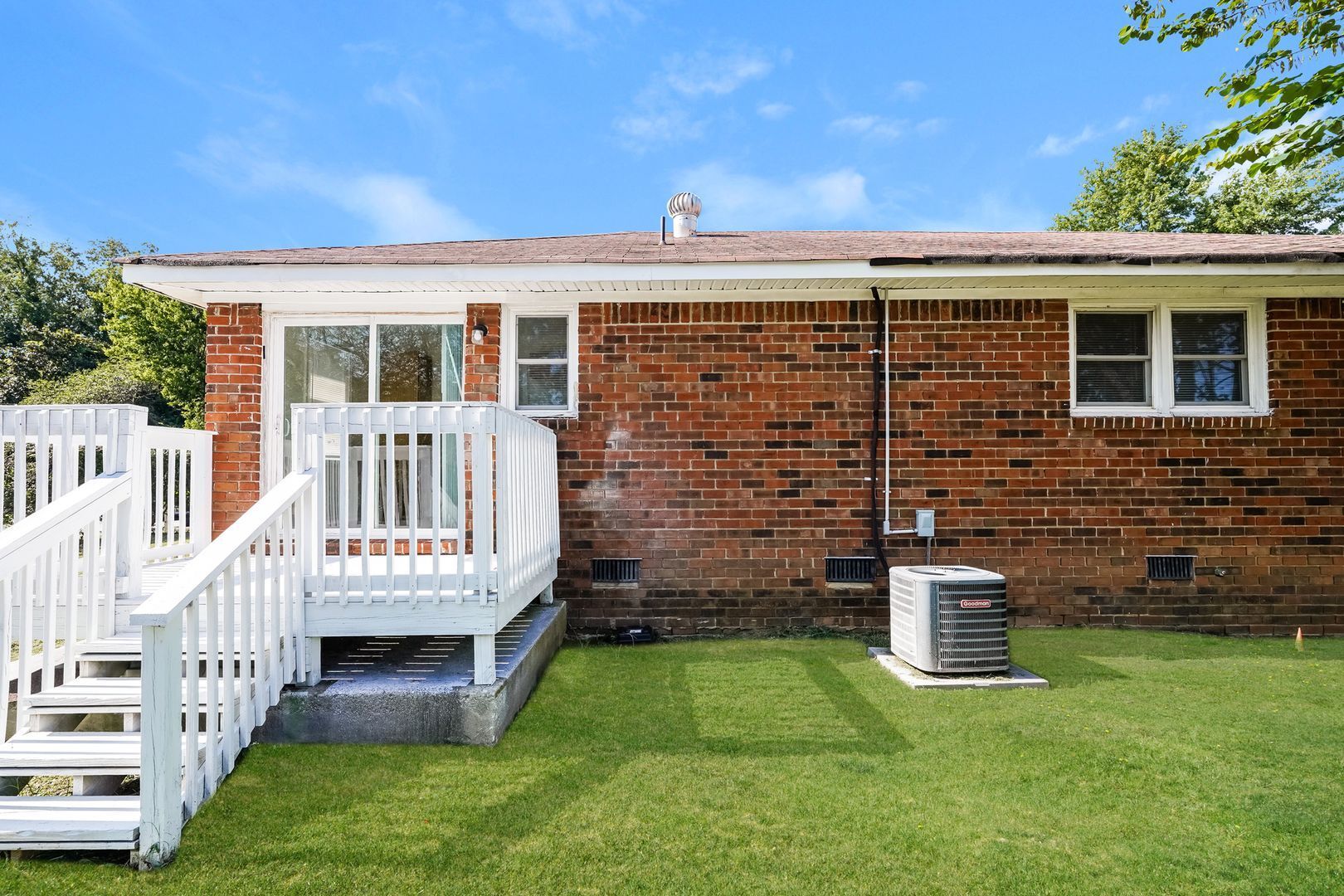 Building Photo - 415 Pinecrest St