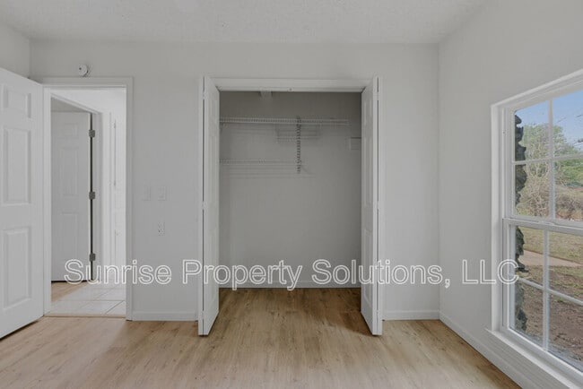 Building Photo - 9301 N Sherwell Dr