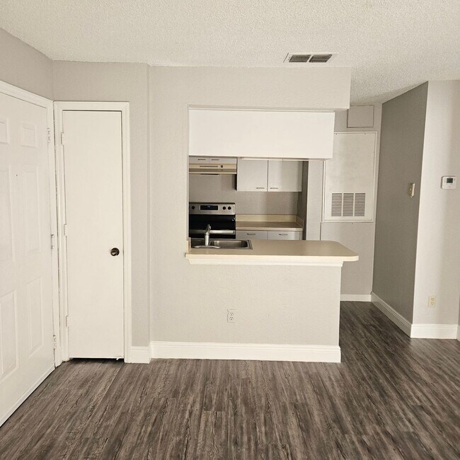 Building Photo - 1/1 Ground Floor Condo in the UCF area