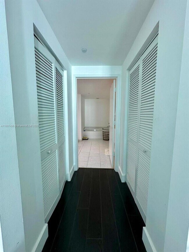 Building Photo - 950 Brickell Bay Dr