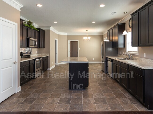 Building Photo - 509 Broadberry Ave