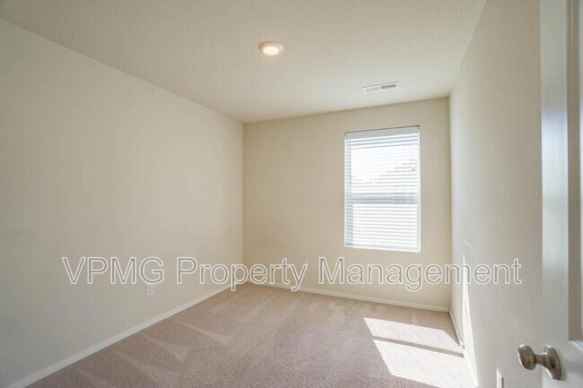 Building Photo - 2620 NE 117th Pl