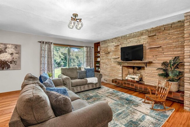 Building Photo - Beautiful Mid Century Ranch North of WSU o...