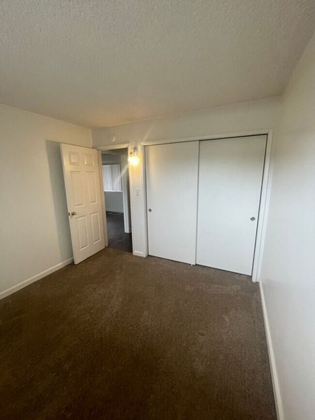 Building Photo - Downstairs One Bedroom with $1000 Move in ...