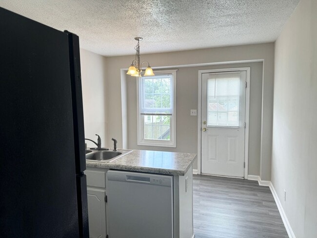 Building Photo - **Just listed**