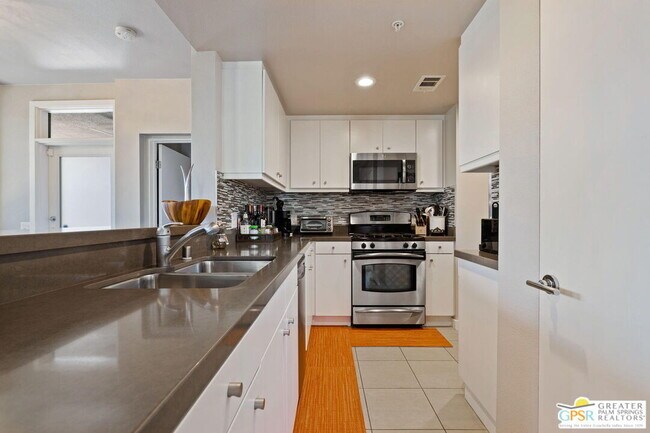 Building Photo - 930 E Palm Canyon Dr