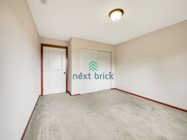 Building Photo - 4 Bed and 3 Bath Lake View Single-family H...