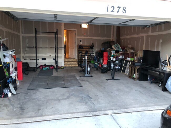 Building Photo - 3bd, 2.5ba 2car West Side Beauty, Built in...
