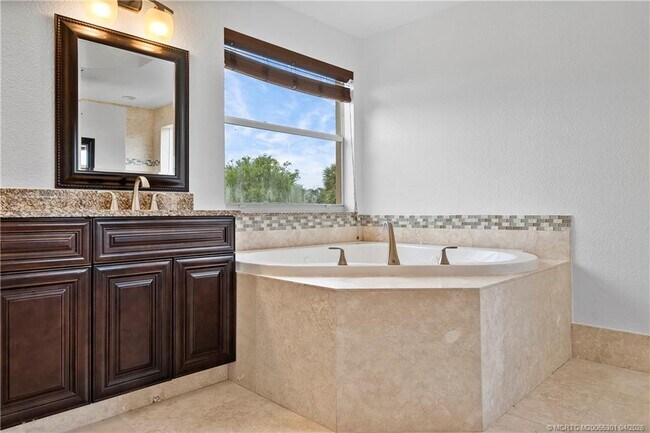 Building Photo - 2736 SW Butterfly Ln