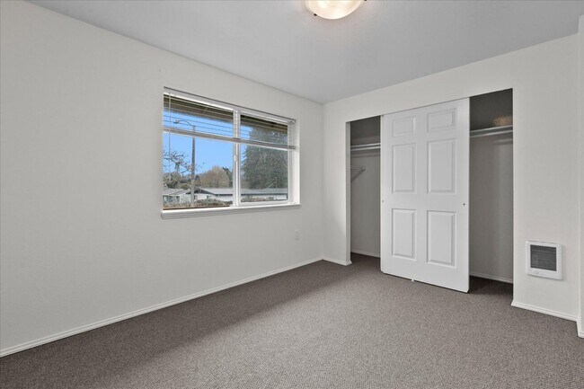 Building Photo - Monroe End Unit Townhome Unit A
