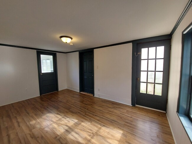 Building Photo - 203 Riverside Dr