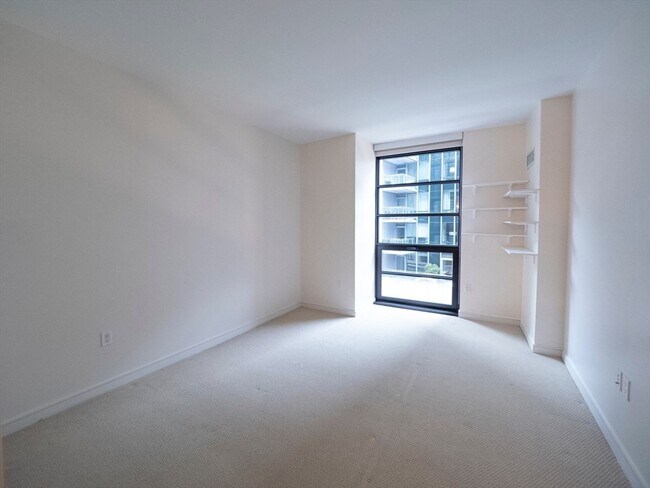 Building Photo - 583 Washington St