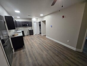 Building Photo - 2 Bedroom/2 Bath Newly Renovated Apartment for Lease