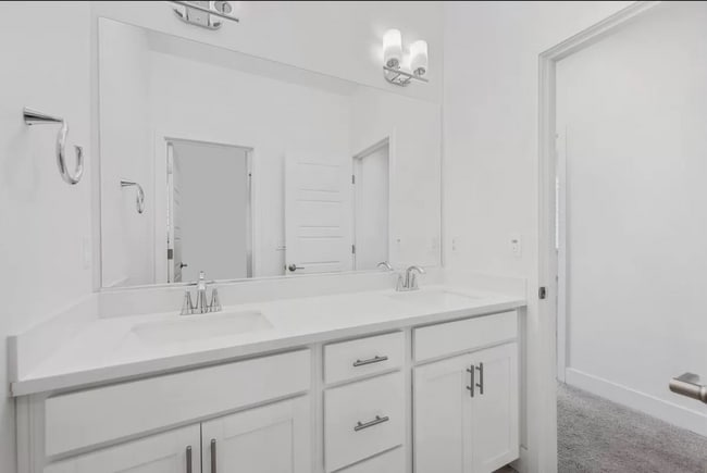 Building Photo - Dream Home Alert: 5 Bedrooms of Pure Comfo...