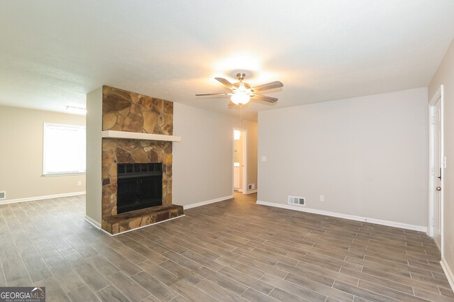 Building Photo - 2974 Landmark Dr SE