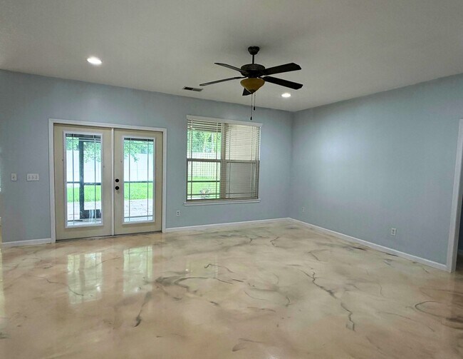 Building Photo - Woof and Meow Friendly! 4/3 with a fenced in yard!