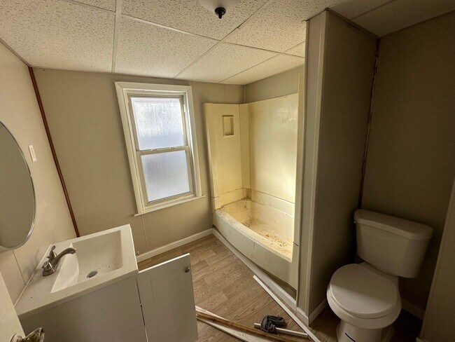 Building Photo - 3 Bedroom | 1 Bathroom | $1,500