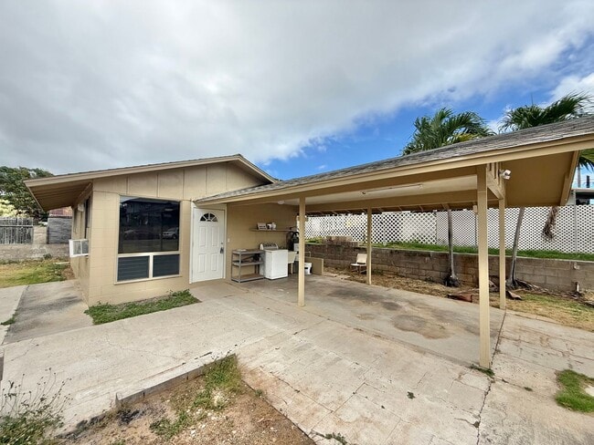 Building Photo - Partially Renovated 2 Bedroom / 1 Bathroom Cottage in Kahului!