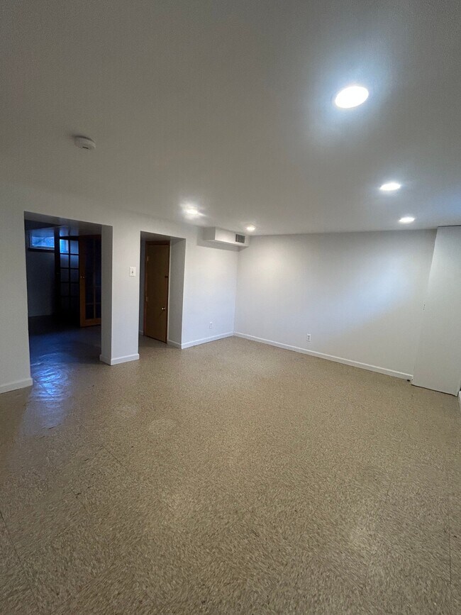 Building Photo - 864 Benninghaus Rd