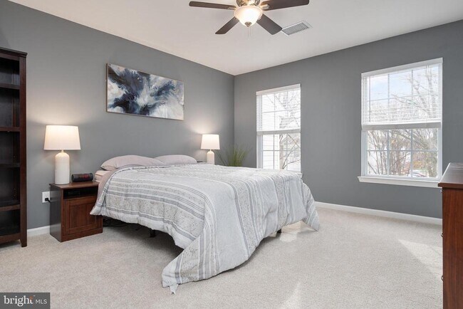 Building Photo - 8961 Town Center Cir