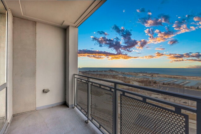 Building Photo - 1901 S Calumet Ave