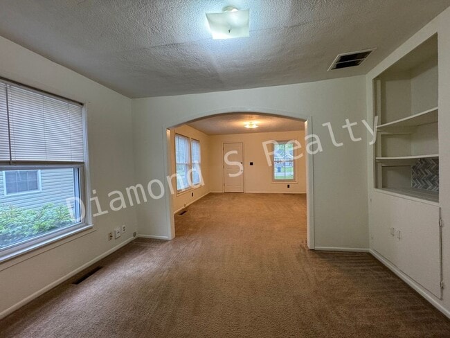 Building Photo - Charming 3 Bedroom Home Available Now - Cl...