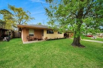 Building Photo - 2806 Oak Dr