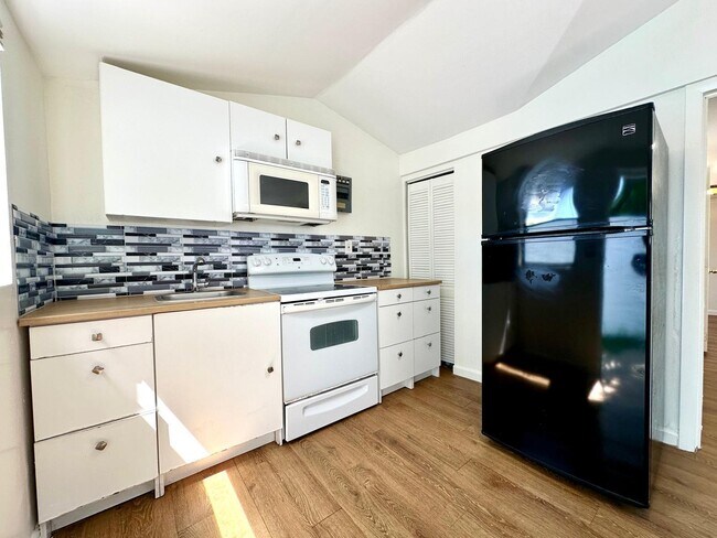 Building Photo - 6101 Webster Ave