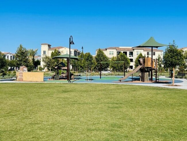 Building Photo - 30316 Town Square Dr