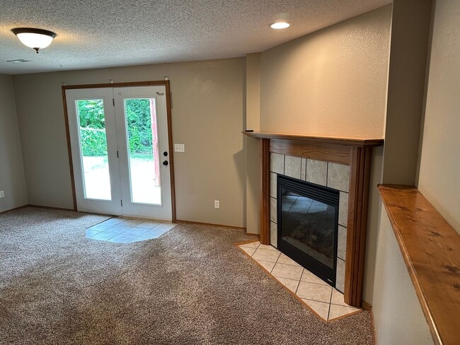 Building Photo - 4 Bed 2.5 Bath w/ Fenced Yard
