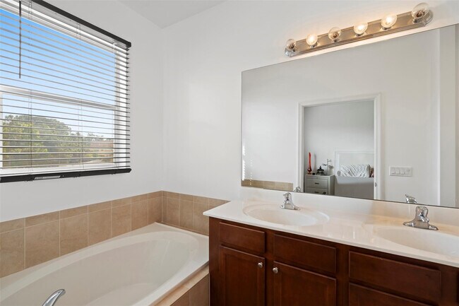 Building Photo - 9467 SW Merlin Ct