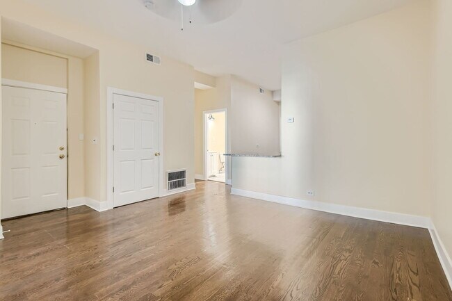 Building Photo - 7048 N Clark St