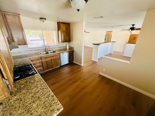 Building Photo - 3-Bedroom Hesperia Home on a Large Lot!