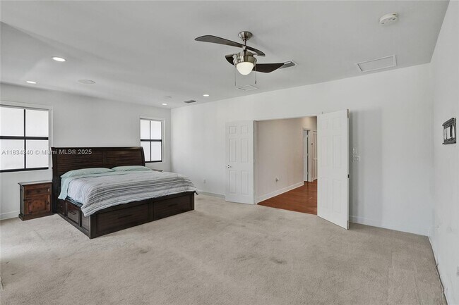 Building Photo - 1007 NW 99th Ct
