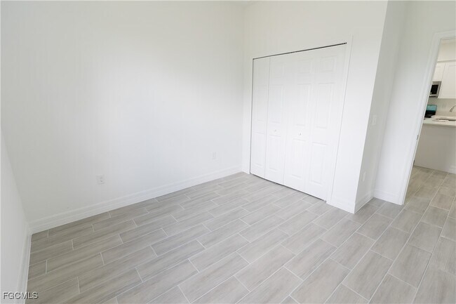 Building Photo - 873 Duplex St E