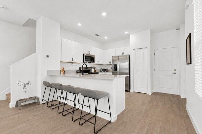 Building Photo - 4246 Lagoon Shore Dr