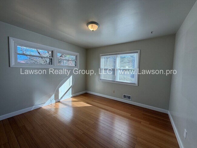 Building Photo - Beautiful Mid Century Modern Grandin Road Home