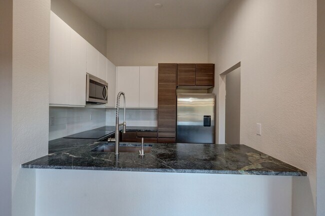 Building Photo - Spacious 2bd + DEN, 1.75ba Condo available in the heart of Issaquah!