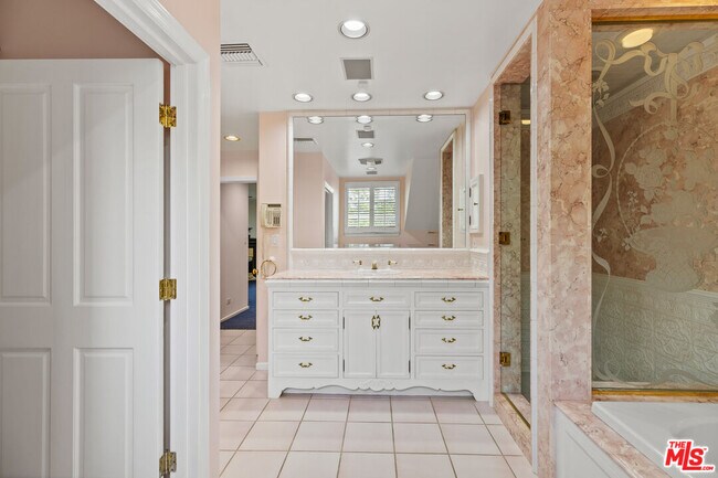 Building Photo - 710 Alta Dr